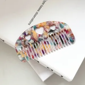 Exquisiter Acetat-Haarkamm mit hohlem Herzdesign und bunten, marmorierten Musterdetails.
