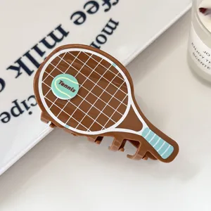 Nahaufnahme einer niedlichen Tennisschläger Haarklammer, kreatives braunes Haaraccessoire.