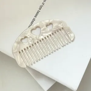 Acetat Haarkamm mit hohlem Herz-Design, Vintage Halbrund-Styling-Zubehör Detailansicht.