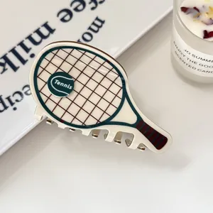 Nahaufnahme der süßen Tennisschläger Haarklammer mit feinem Netzdesign und Ball.