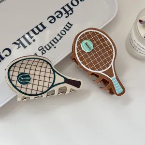 Detailansicht der niedlichen Tennisschläger Haarklammer in Beige und Braun, kreatives Accessoire.