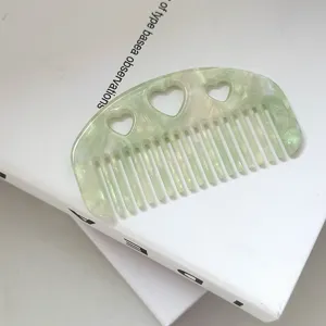 Grüner Haarkamm aus Acetat mit Herz-Design, exquisites halbkreisförmiges tragbares Haar-Styling-Werkzeug.