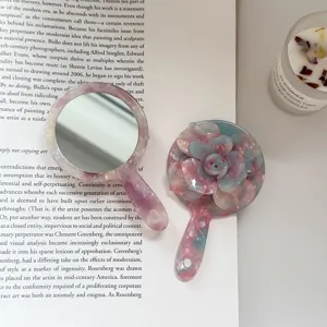 Detalle de espejo de maquillaje de acetato floral estilo coreano estetico, espejo de bolsillo portatil.