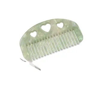 Grüner Acetat Haarkamm mit hohlem Herzmuster halbrund süßes Retro Haarstylingwerkzeug