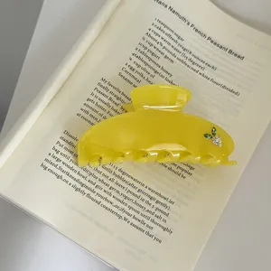 Elegante gelbe Haarklammer in großer Größe mit Strassblume für Damen und Mädchen Frisieren.