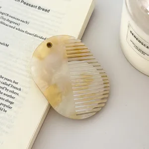 Detaillierte Nahaufnahme des eleganten, retro tragbaren Acetat-Haarkamms mit feiner Textur.