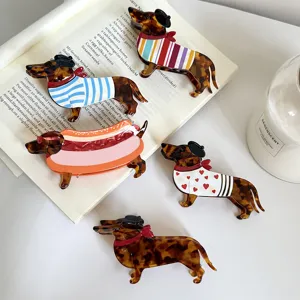 Primer plano detallado de pinzas para el pelo de perro salchicha con varios diseños.