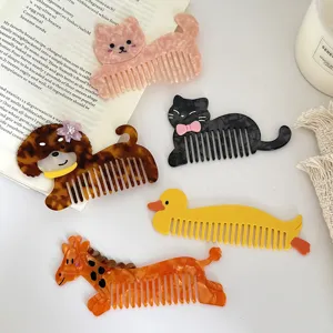 Vue détaillée de peignes à cheveux mignons en acétate, brosses de coiffage portables.