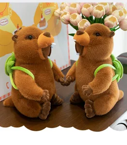 Adorable peluche marmotte avec sac à dos tortue, animal en peluche doux détail photo.