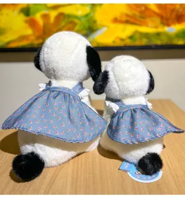 Vue détaillée de adorables peluches de chien Saitedudu en jolies robes à fleurs bleues.