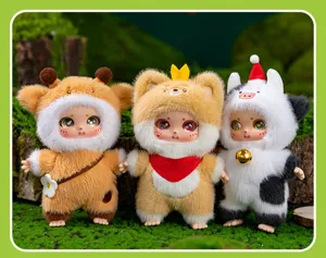 Détail de jolie poupée en peluche avec visage en vinyle et adorable design d'animaux