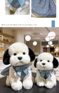 Vue détaillée d'un adorable chien en peluche avec robe florale bleue et col en dentelle.