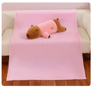 Gedetailleerd overzicht van de schattige capibara pluche kussendeken, gezellig roze.