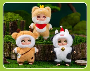 Vue détaillée de poupées en peluche d'animaux mignons avec des costumes et des yeux.