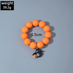 Détail du bracelet en acrylique perlé citrouille d'Halloween, diamètre intérieur 5,5 cm