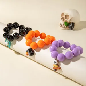 Vue détaillée de bracelets en perles d'acrylique d'Halloween avec breloques de crâne
