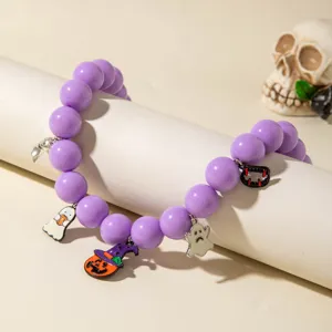 Gros plan détaillé d'un bracelet d'Halloween en perles violettes avec pendentifs fantômes