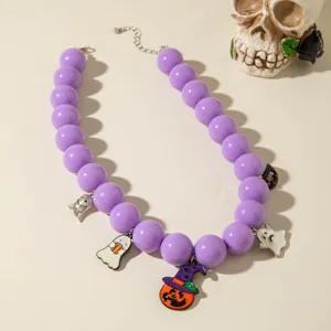 Gros plan détaillé du collier d'Halloween avec perles acryliques violettes et breloques.