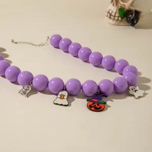 Gros plan sur collier de perles d'Halloween avec breloques citrouille