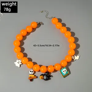 Vue détaillée du collier d'Halloween en perles orange avec des breloques fantômes
