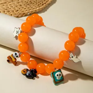 Gros plan détaillé d'un bracelet d'Halloween perlé avec des breloques fantômes et têtes de mort