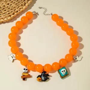 Détail du collier d'Halloween à grosses perles avec breloques fantôme, citrouille et crâne