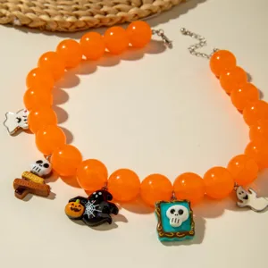 Vue macro du collier de perles en acrylique orange d'Halloween avec de doux grigris