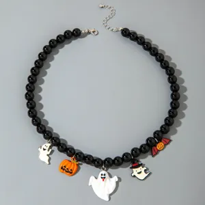 Collier d'Halloween en perles avec breloques fantôme, citrouille et chauve-souris.