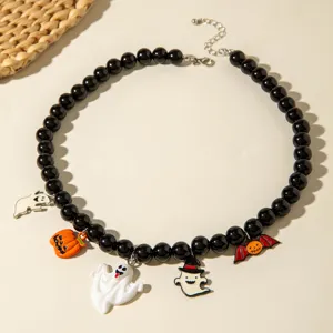 Détail d'un collier de perles d'Halloween créatif avec des breloques fantôme et citrouille.