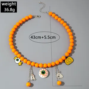 Détail du collier d'Halloween en perles orange avec breloques de citrouille et fantôme