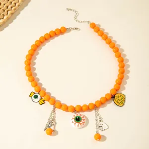 Vue détaillée du collier d'Halloween avec perles acryliques orange et breloques fantômes.