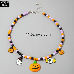 Détail du collier de perles d'Halloween avec breloques de citrouille et de fantôme