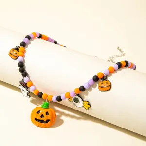 Détail du collier de perles Halloween avec breloques citrouille et fantôme