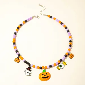 Vue détaillée d'un collier d'Halloween en perles avec citrouilles, fantômes et yeux ailés.