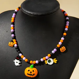 Gros plan d'un collier d'Halloween en perles avec citrouilles et fantômes sur support.