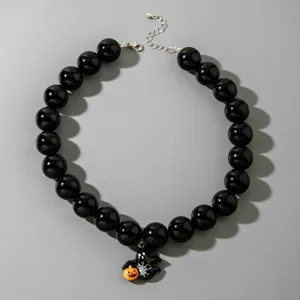 Collier d'Halloween festif à grosses perles noires avec pendentif fantôme et citrouille