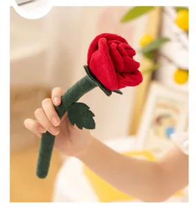 Gros plan détaillé d'une jolie fleur de rose en peluche rouge avec tige verte, déco.