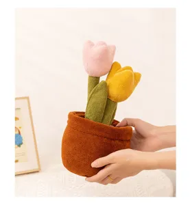 Vue détaillée de la peluche pot de tulipes, ornement de fleurs douces pour déco de chambre.