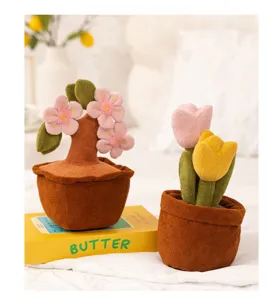 Détail de plante en pot de fleurs en peluche mignonne, poupée tulipe douce pour déco chaleureuse.