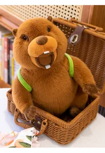 Détail de la jolie peluche marmotte marron douce avec des bretelles vertes dans le panier.