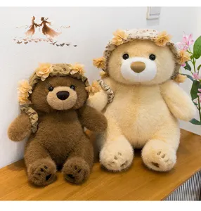 Morbido orsacchiotto di peluche con cappello floreale per un regalo romantico ideale.