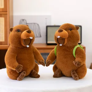 Mignon marmotte criante en peluche jouet animal en peluche marron avec sac à dos vert.