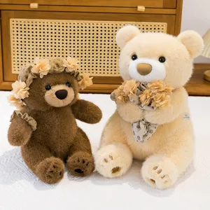 Dolce orsacchiotto di peluche morbido con cappello di fiori e bouquet, regalo per fidanzata.