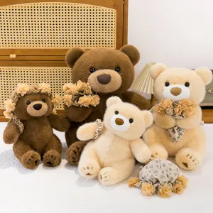Simpatico orsacchiotto di peluche con bouquet di fiori, morbido giocattolo regalo.