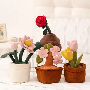 Joli ensemble de jouets en peluche en pot, douces fleurs de tulipes et roses pour déco de maison.