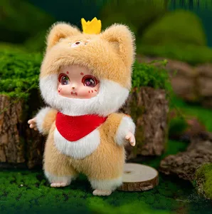 Vue détaillée de figurine de poupée en peluche vinyle mignonne, superbe objet de collection.