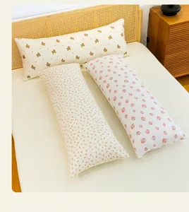 Dettaglio del lungo cuscino stampato, supporto morbido per le gambe per una comoda camera da letto.