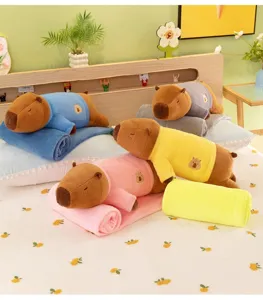 Capybara pluche dier met deken detailopname, schattig knuffeldier kussen voor slaapkamer decor.