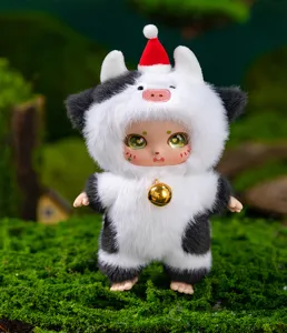 Jolie poupée en peluche vinyle avec costume de vaches et bonnet de Noël, décoration mystère.
