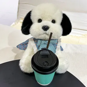 Mignon jouet de poupée chiot en peluche avec robe florale et tasse de café pour enfants.
